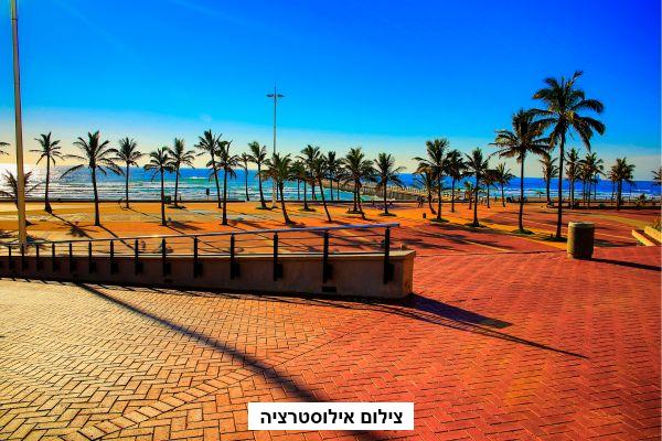 טיילת בים